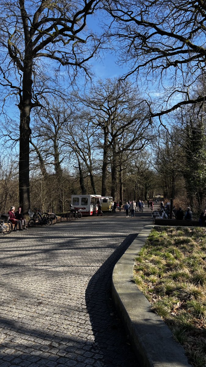 SteinVoet's tweet photo. Averbode. De eerste ijsjes #vrtweer 14u00 https://t.co/UxmJtc6IL1