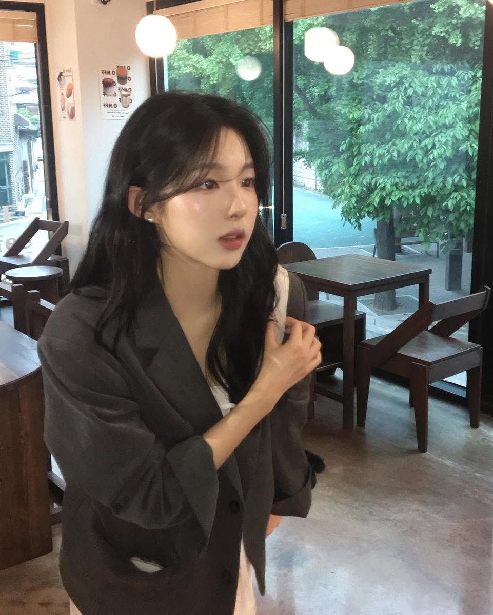 26학번 새내기라면 남서연 2023년도로 사진 내려보면 이런무드 있는데

꾸안꾸 무드보드로 참고하기 좋을 것 같음