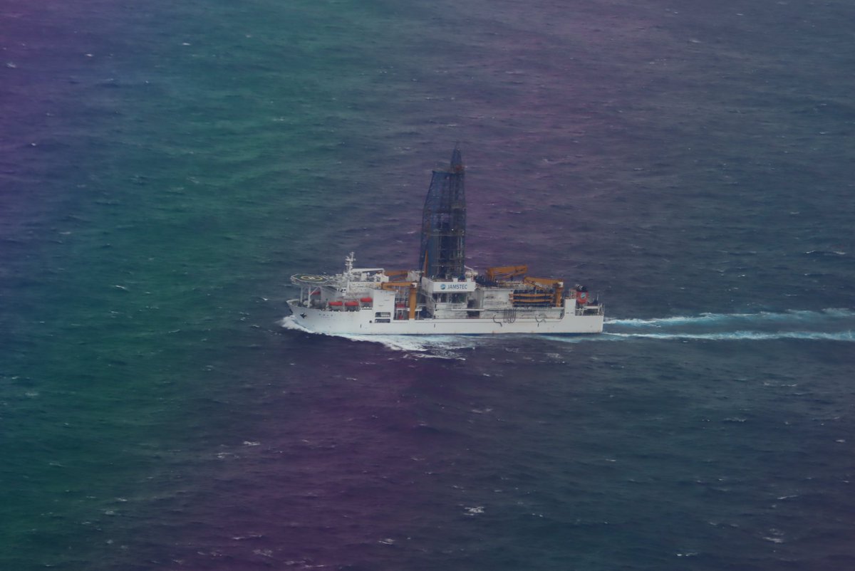 東京から約1,900キロ南東に離れた日本最東端の南鳥島では、海自・南鳥島航空派遣隊が基地施設の維持や、飛来する航空機に対する給油などの支援を行っています。