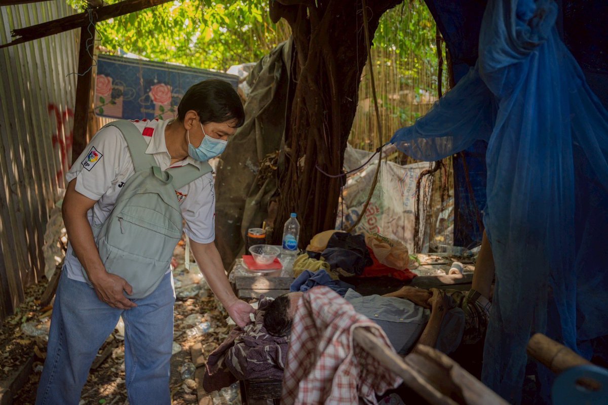 “ตอนใช้ชีวิตข้างถนน 3-4 เดือน ผมได้ยินเสียงหูแว่วตลอดทั้งกลางวันกลางคืน ไม่ได้หลับได้นอน ได้ยินเสียงรถยนต์พระที่นั่ง ผมใส่ชุดขาวรอคนมารับเข้าวัง ผมนั่งรถไฟมาที่หาดใหญ่แล้วก็เดินเร่ร่อนแถวนั้น เสียงในหูสั่งให้ผมทำนู่นนี่นั่น บางทีก็เดินเข้าบ้านคนอื่นไม่รู้ตัว