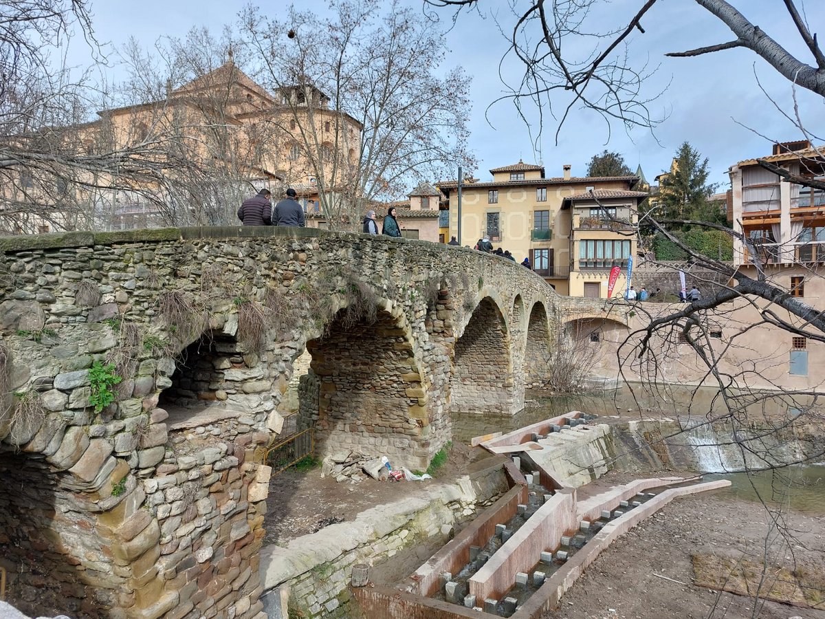 CreuRojaOsona's tweet photo. Conèixer l'entorn on viuen també és una manera d'acompanyar-los a la recerca de FEINA. Visita històrica i cultural per la ciutat de Vic! #FinancatUE #FonsUECat #EmpresaiTreball #ProgramaMAIS #PlanEmpleoCruzRoja #OcupacioCreuRoja @OcupacioCR #creurojaosona https://t.co/SKrtVDxicq