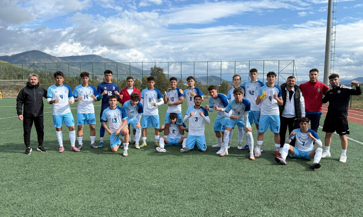 Lider Yoluna Kayıpsız
Devam Ediyor! ⚽

Selçuklu Belediyespor Kulübü U19 Futbol Takımımız, Türkiye Futbol Federasyonu Gelişim Ligi’nde deplasmanda konuk olduğu Fethiyespor’u 3-1 mağlup ederek önemli bir galibiyete imza attı.

Karşılaşmada takımımızın gollerini:
⚽ Ekrem Can Erdem