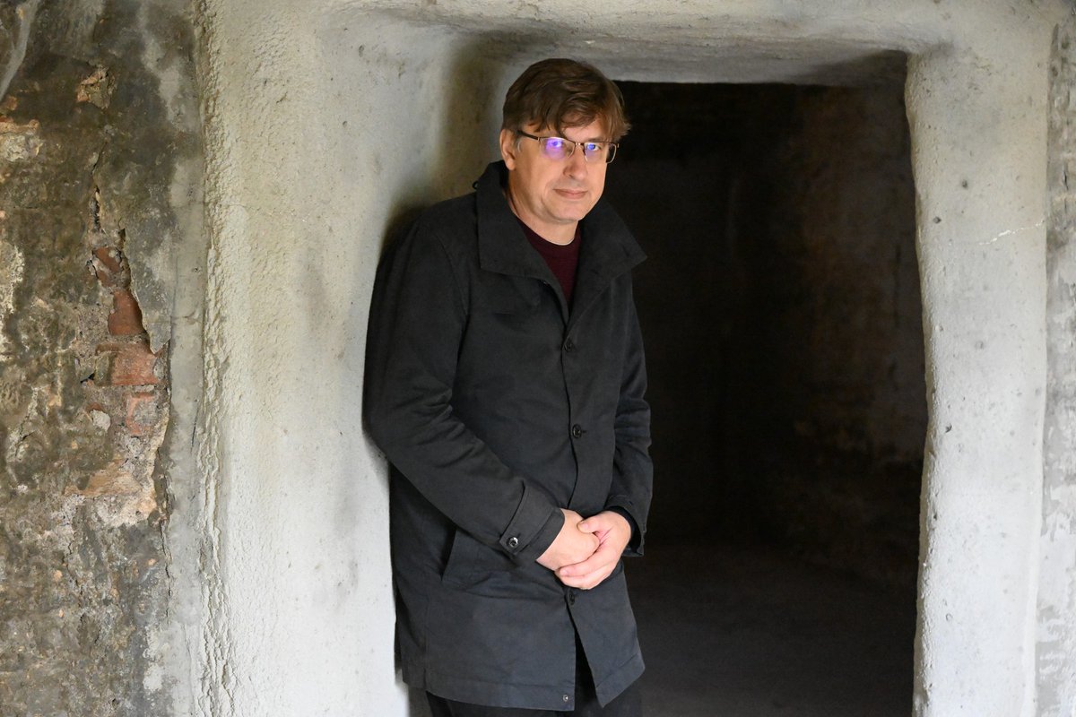 FokusVM's tweet photo. „Historie pro mne není jen vědecký obor – je to také způsob, jak vrátit hlas těm, kterým byl odebrán.“

Historik Petr Blažek hostem @FokusVM na téma Dědictví komunismu, už dnes po 20. hodině na @CT24zive, záznam diskuse z Kongresového centra Praha. https://t.co/RvxHtykngU