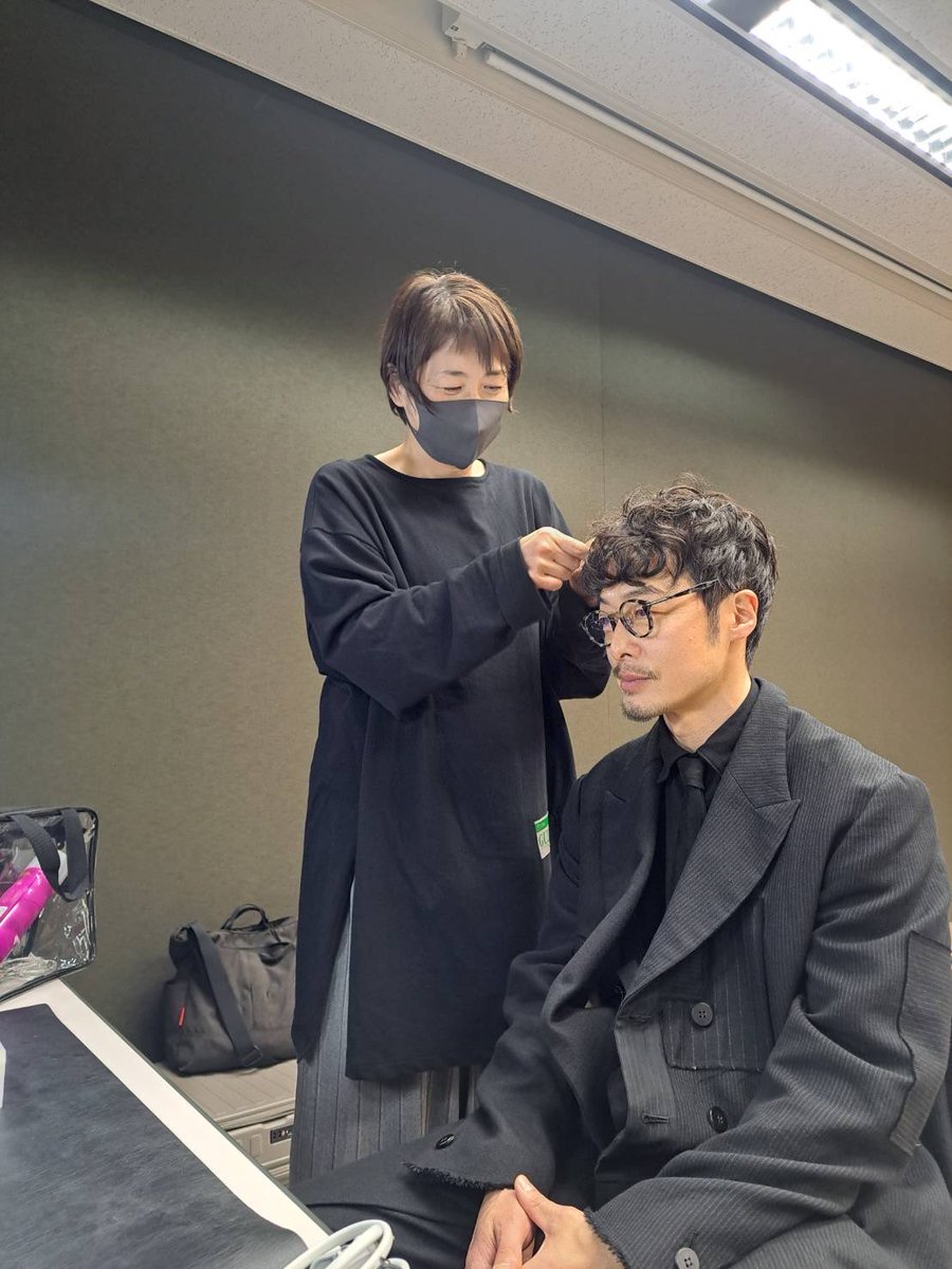 本日、映画『ゴールデンカムイ 網走監獄襲撃編』ジャパンプレミア舞台挨拶に登壇してきました。
門倉っぽくロングコートで。
実は、背中のデザインがカッコよかったのでチラッと。

雨の中お越しくださった皆様、本当にありがとうございました！

3月13日からの劇場公開もよろしくお願い致します！