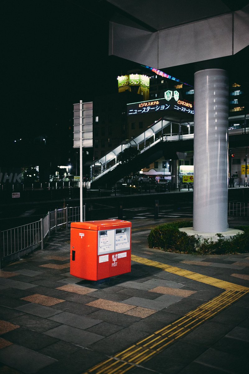甲府駅の北口にある背の低いポスト📮車椅子の人が投函しやすいように