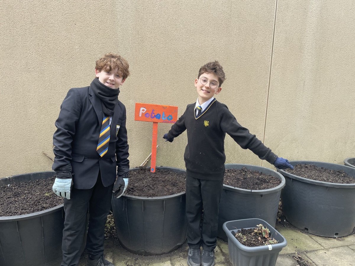 RalphThoresby's tweet image. Our Wellbeing group have been making most of the brighter weather by preparing vegetable beds for the coming season! 🌱

#wellbeing #growyourown #bringonspring