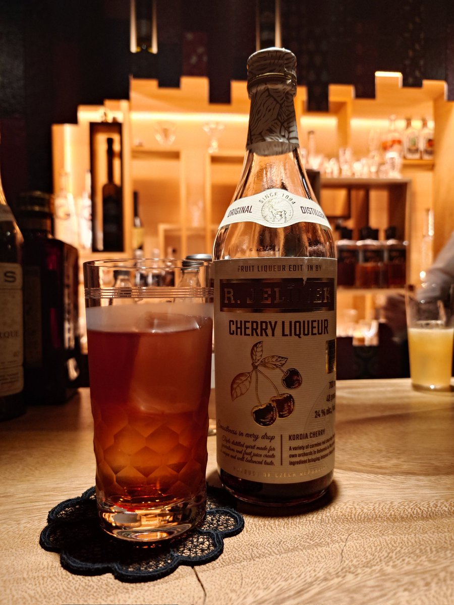 チェリーリキュールのカカオハスク蒸留水割り、美味すぎる もう言葉が無い