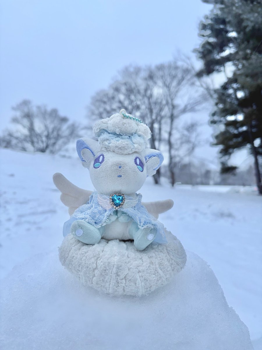 雪だるまの上にちょこんとアロコン❄️* ゚
真っ白な雪景色が似合うね𓂃𓈒 ❅ *

 #アローラロコン  #ポケモン好きな人と繋がりたい  #ぬい撮り  #ポケぬいハンドメイド部
