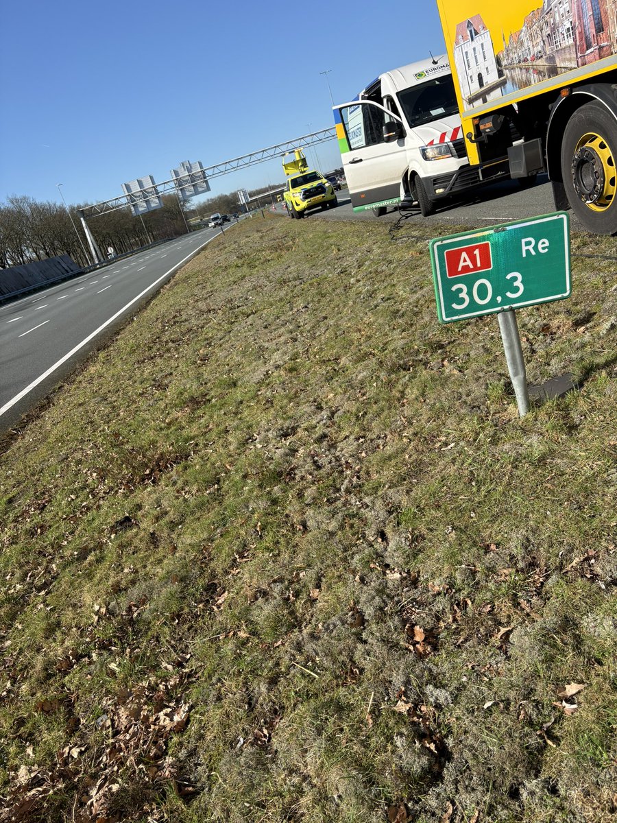 WIS_Wim's tweet image. En we beginnen de late dienst met een vrachtwagen met een klapband aan de verkeersluwezijde op de #A1 richting Amersfoort! #Soest