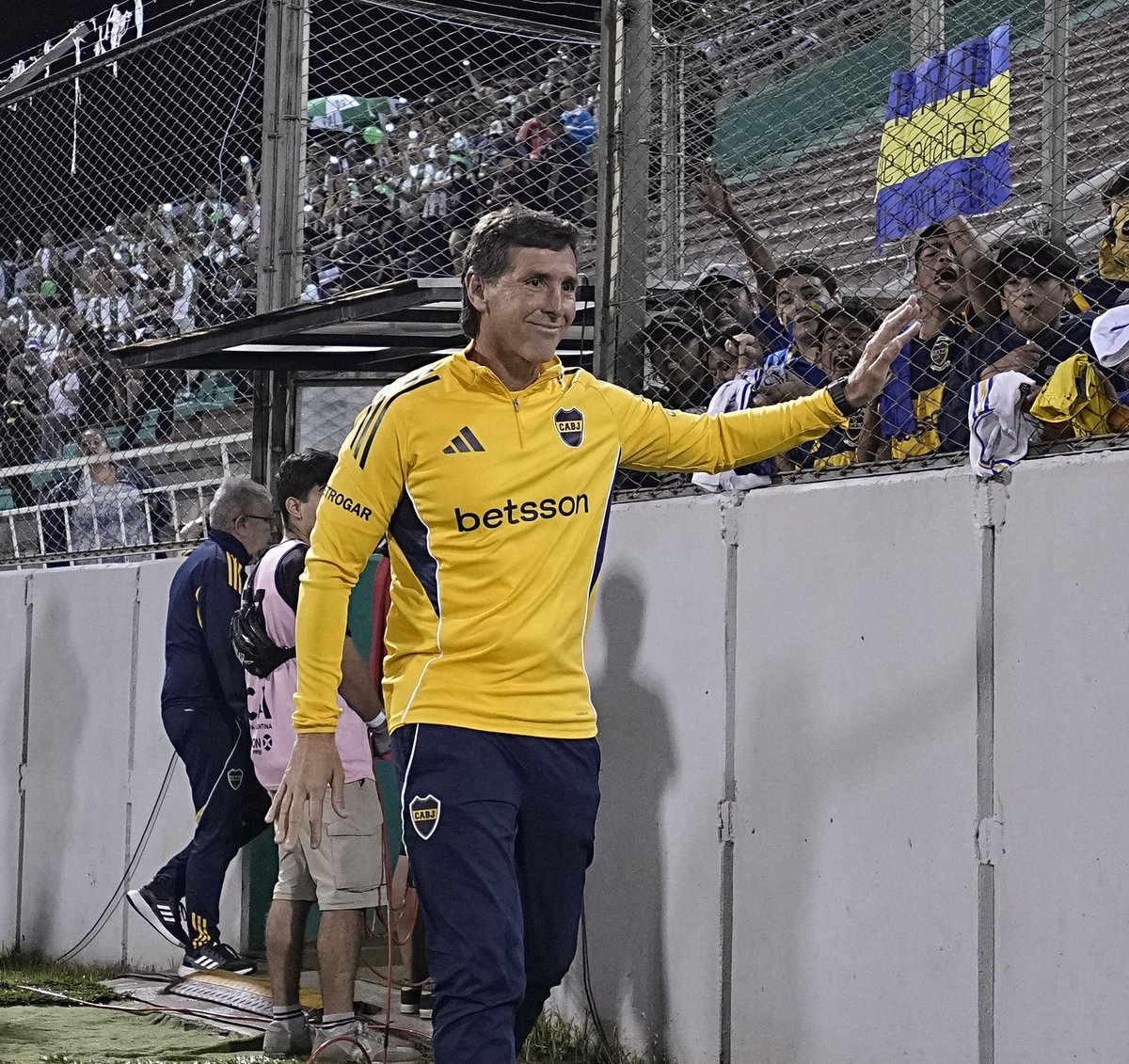 marce63guerrero's tweet photo. No hay que mover la Bombonera, no hace falta.
Hay que mudar más seguido esa fiesta de la Bombonera al Interior, a los lugares de nuestro país donde la gente valora el escudo de Boca por encima de sus transitorios portadores. https://t.co/fb8YNGweiu