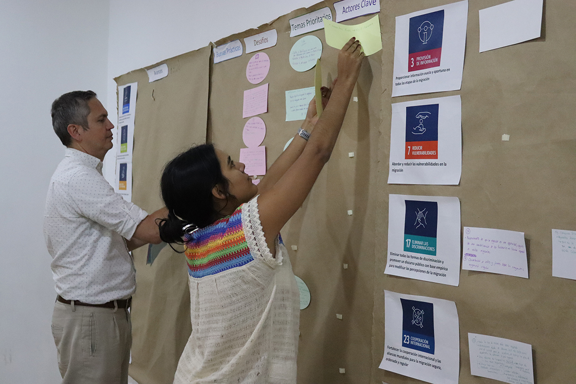 RostroCaribe's tweet photo. Colombia avanza al Foro del Examen de la Migración Internacional. Con asistencia técnica de @OIMColombia  el país desarrolla talleres en cinco ciudades: Barranquilla, Riohacha, Cúcuta, Pasto y Medellín, además de tres encuentros en Bogotá. Leer más aquí: 👉https://t.co/jjEJx0z78R https://t.co/8HQRvhyuw2