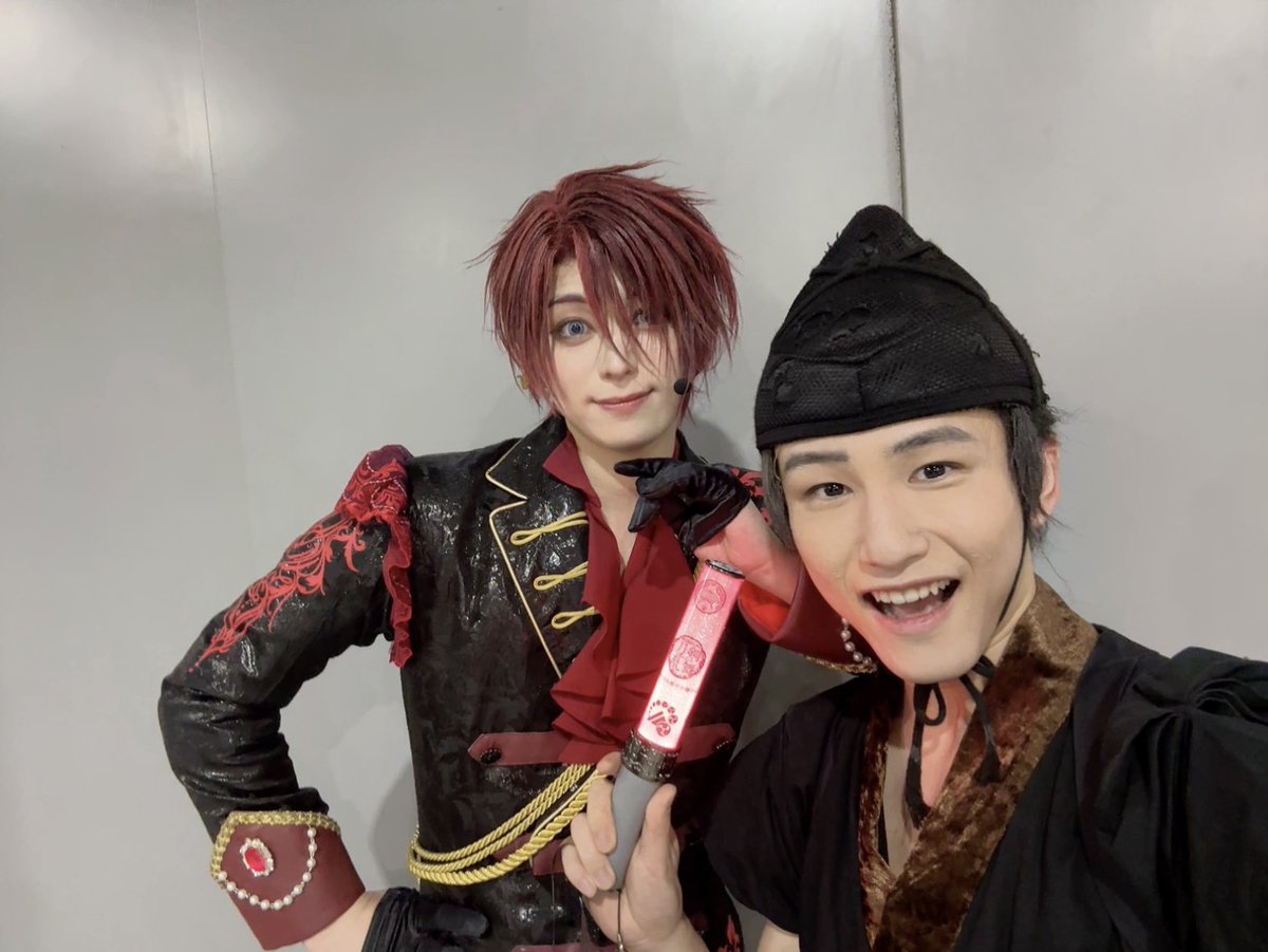 ミュージカル『#刀剣乱舞』
　〜静かなる夜半の寝ざめ〜

東京凱旋公演4日目ありがとうございました！！

本日は #後家兼光 役の佐奈さんと📸
ペンライトも愛の戦士❤️ごっちんのカラーに！！
お誕生日おめでとうございます🎂

残り6公演。

#刀ミュ
#しずよわ
