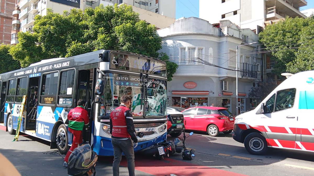 jotaleonetti's tweet photo. #CHOQUE EN METROBUS DE CABILDO
Un #Colectivo de #Linea68 embistió moto altura Matienzo sentido a #GeneralPaz.
https://t.co/LjWd3dIZ2b https://t.co/68SN0OefBq
