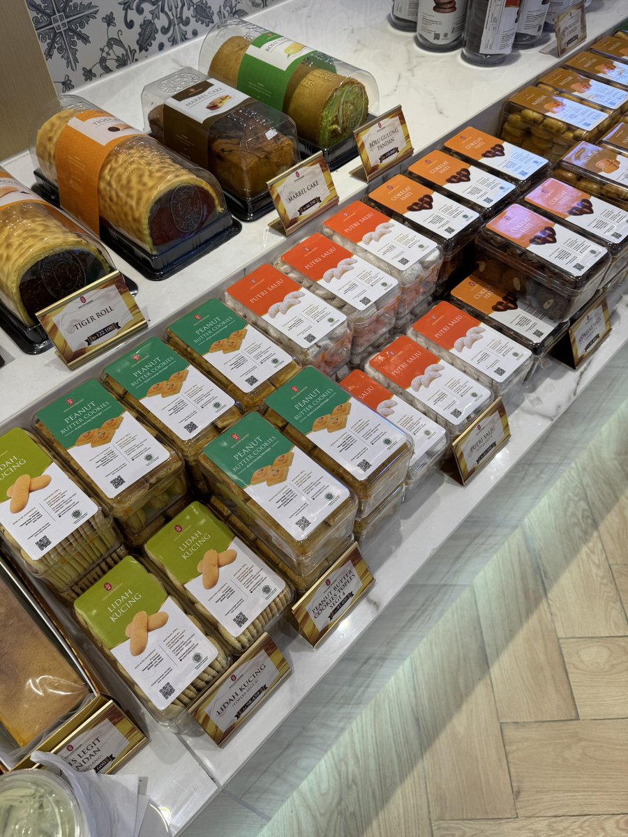 queerisy's tweet photo. tiap tahun gak pernah bingung beli kue lebaran di mana, karena mama selalu beli holland bakery! udah pasti terjamin ENAKKKK apalagi nastar &amp; lidah kucingnya 10000/10! 🥹 https://t.co/8fEaDtvI9v