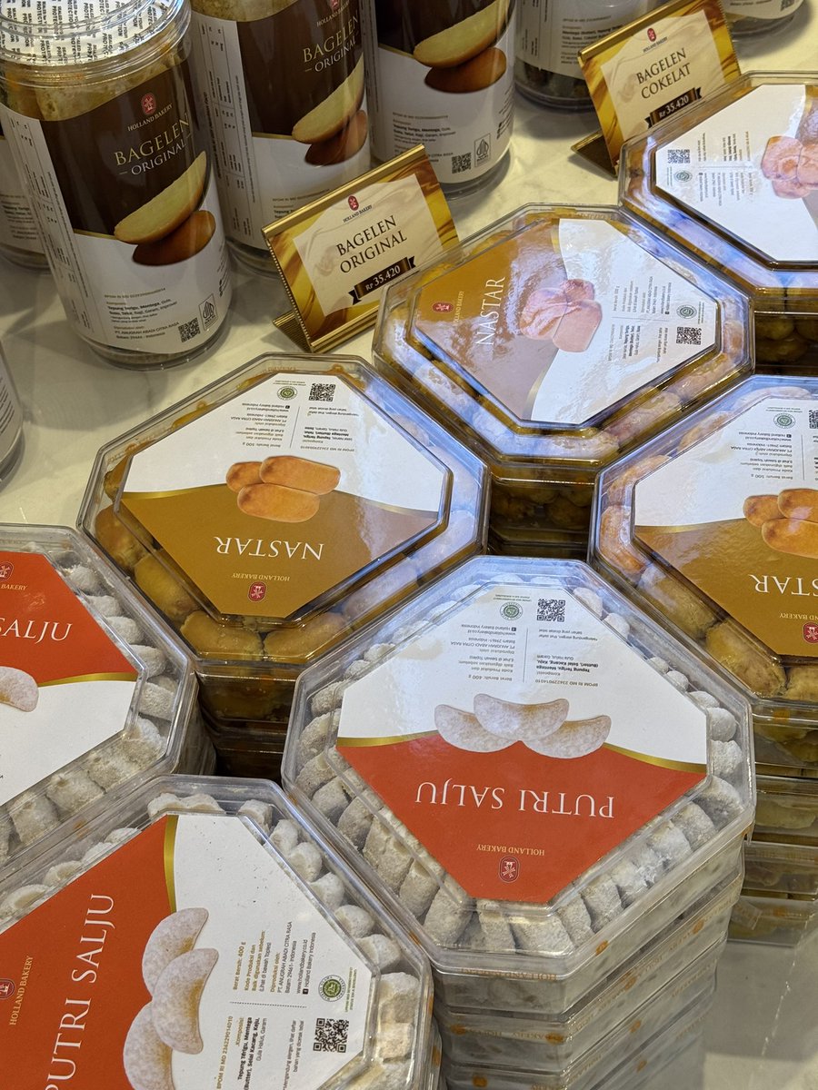 queerisy's tweet photo. tiap tahun gak pernah bingung beli kue lebaran di mana, karena mama selalu beli holland bakery! udah pasti terjamin ENAKKKK apalagi nastar &amp; lidah kucingnya 10000/10! 🥹 https://t.co/8fEaDtvI9v