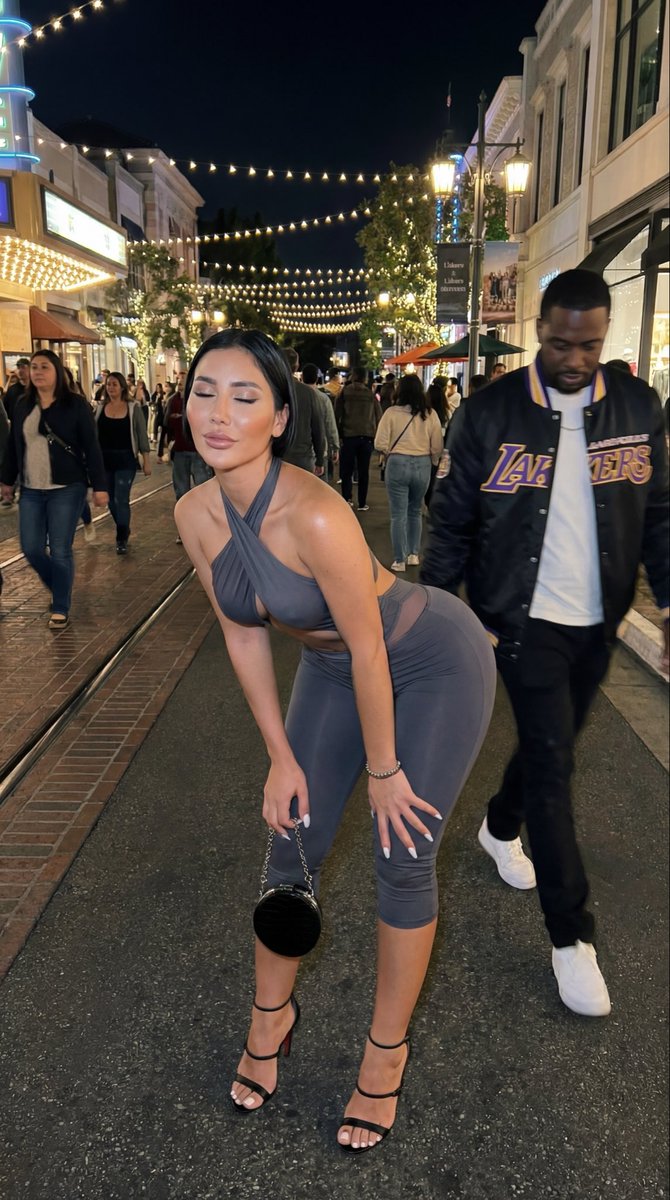 criollannabgo's tweet image. Dinner tastes better downtown. Heels on pavement, city lights flirting back 😏✨ Tampa night stroll into a main character dinner. #DateNight
