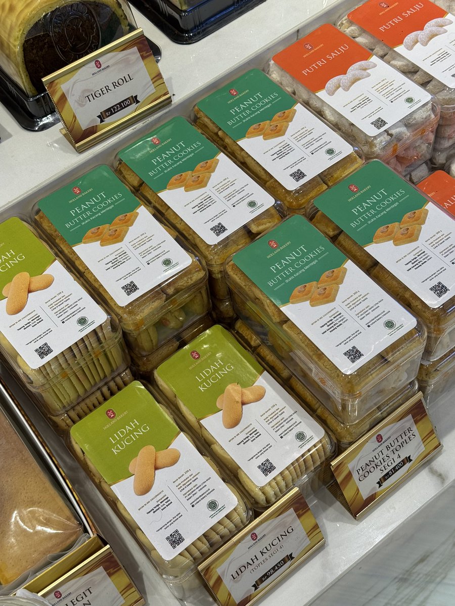 queerisy's tweet photo. tiap tahun gak pernah bingung beli kue lebaran di mana, karena mama selalu beli holland bakery! udah pasti terjamin ENAKKKK apalagi nastar &amp; lidah kucingnya 10000/10! 🥹 https://t.co/8fEaDtvI9v