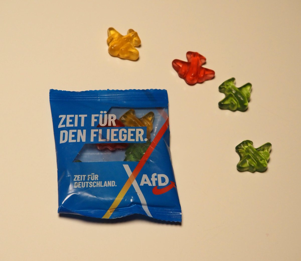 RechercheUlm's tweet photo. Wir haben die Landtagswahlen in BaWü als Anlass genommen, einen Blick auf die lokalen Strukturen der AfD Ulm zu werfen.

Unsere Ergebniss ist: Fast 10.000 Wörter über 100 Bilder, 6 Artikel und 1 interaktive Karte.

Die gesamte Recherche gibt es hier: https://t.co/SFQeJ7WIyX https://t.co/QLsId3GsTU
