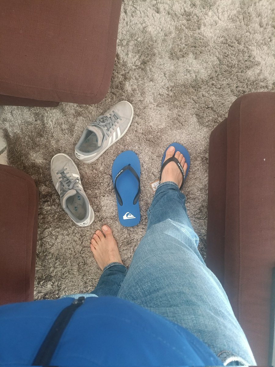 SisonoMasterdai's tweet photo. Cosa metto sotto i miei piedi? campus, infradito, il tappeto...o le vostre lingue?😈🧎🏽‍♂️🦶🏻🤣🪱🪱 https://t.co/YyC9UFcuRQ
