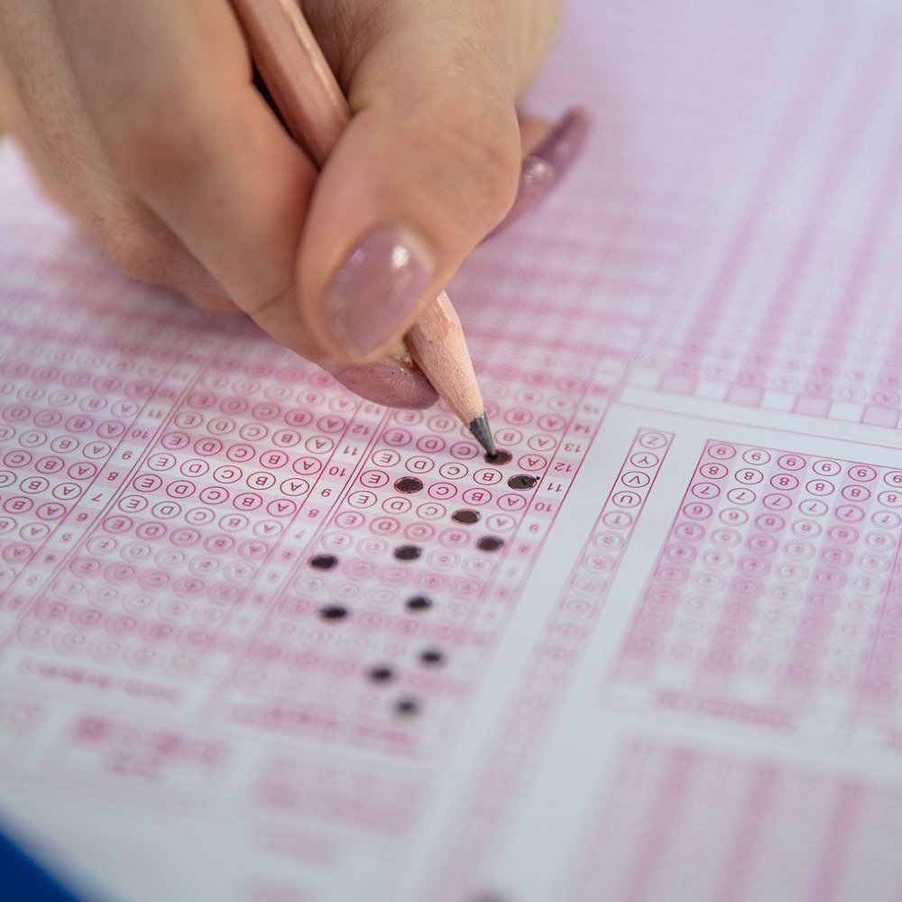 Oxford Üniversitesi'nde görev yapan matematikçi Dr. Crawford:

"TYT Matematik soruları, Almanya, Avusturya ve İngiltere’deki sınavlara göre arasında en zoru.

Ben 40 sorunun 30'unu ancak 1.5 saatte çözebildim. Sanırım adayların 40 soruyu çözmek için 40-50 dakika vakti oluyor."