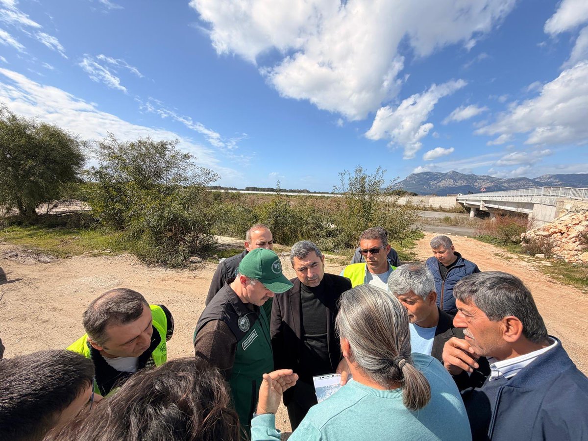 📍 Kınık – Ova 

Devlet Su İşleri Bölge Müdürümüz Özhan Erdanışman ve teknik heyet ile birlikte Eşen Çayı çevresinde incelemelerde bulunarak yürütülen çalışmalar hakkında değerlendirmelerde bulunduk.