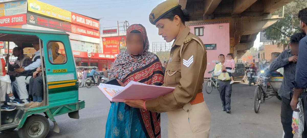 lkopolice's tweet photo. .#MissionShakti5-सशक्त नारी,सशक्त प्रदेश। 

#CP_LUCKNOW के निर्देशन में #dcpcentral के नेतृत्व में थाना मदेयगंज पुलिस द्वारा डालीगंज क्रासिंग में महिलाओ को मिशन शक्ति के तहत किया गया जागरूक।

@Uppolice
@CMOfficeUP
@missionshaktiup
@wpl1090 https://t.co/yXVE9xi3Uc