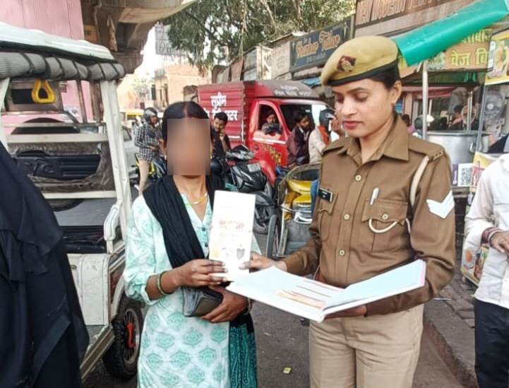 lkopolice's tweet photo. .#MissionShakti5-सशक्त नारी,सशक्त प्रदेश। 

#CP_LUCKNOW के निर्देशन में #dcpcentral के नेतृत्व में थाना मदेयगंज पुलिस द्वारा डालीगंज क्रासिंग में महिलाओ को मिशन शक्ति के तहत किया गया जागरूक।

@Uppolice
@CMOfficeUP
@missionshaktiup
@wpl1090 https://t.co/yXVE9xi3Uc