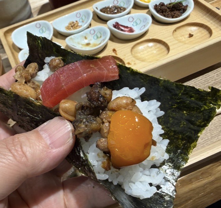 toyoakik's tweet photo. <日本橋の海苔店へ>

海苔店のイートインで手巻き寿司体験をしました！
最初は、目の前で炙った海苔にご飯と塩だけで頂きました♪海苔の香りを強く感じました(^^)

#海苔店
#山本海苔店新本店
#YAMAMOTO
#手巻き寿司
#日本橋1000年手巻き
#梅の花
#中央区日本橋 https://t.co/UuDmqZfngh