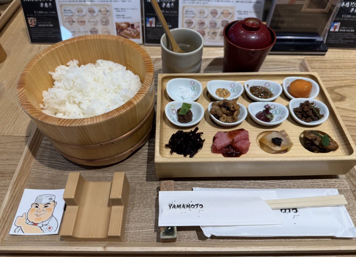 toyoakik's tweet photo. <日本橋の海苔店へ>

海苔店のイートインで手巻き寿司体験をしました！
最初は、目の前で炙った海苔にご飯と塩だけで頂きました♪海苔の香りを強く感じました(^^)

#海苔店
#山本海苔店新本店
#YAMAMOTO
#手巻き寿司
#日本橋1000年手巻き
#梅の花
#中央区日本橋 https://t.co/UuDmqZfngh