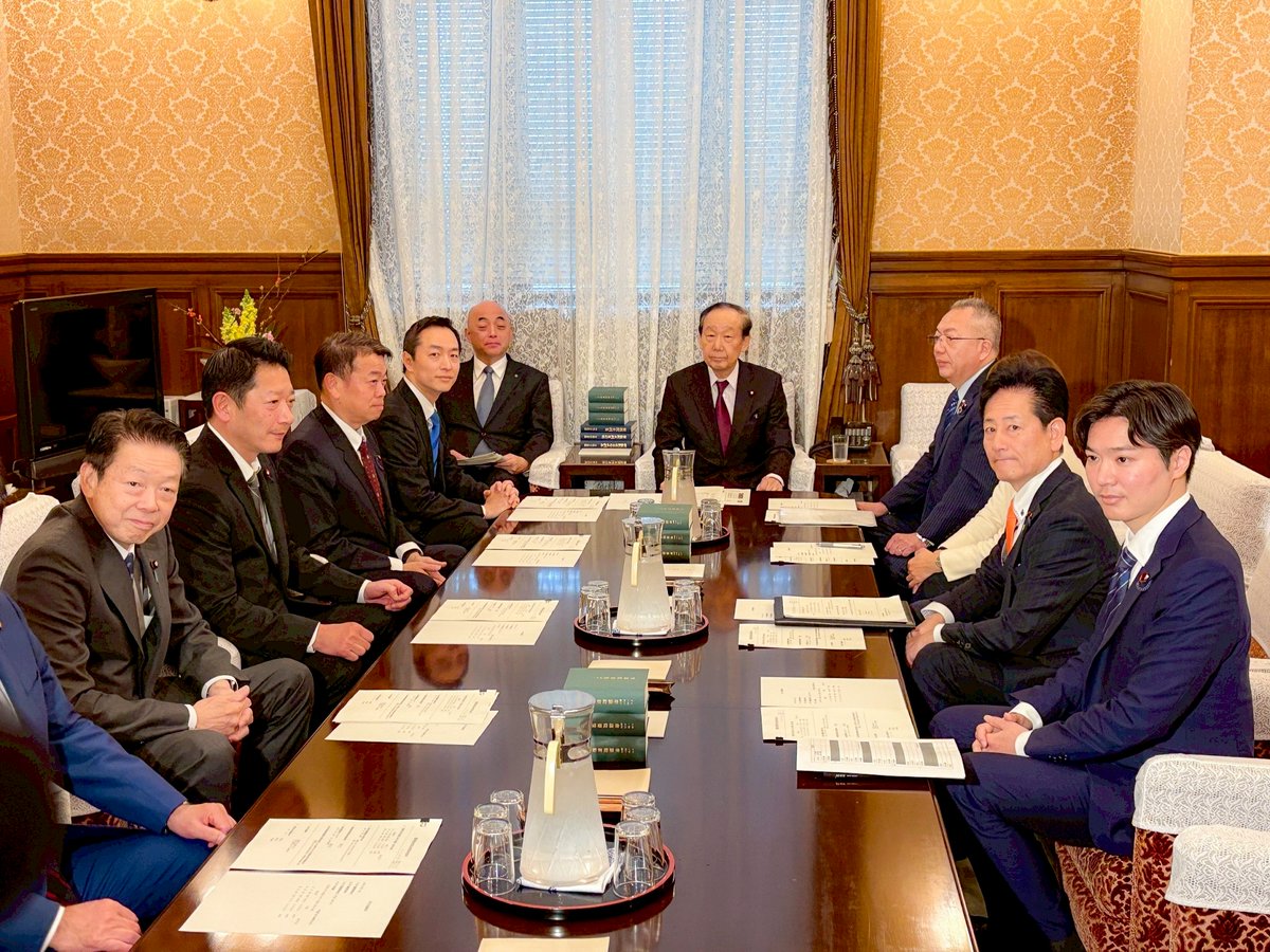 muraihideki's tweet photo. ＜予算審議とAI政策＞

本日は朝一番で、デジタル社会推進本部AI・web3小委員会に出席いたしました。
岸田政権でAI政策の司令塔を務めた立場から、変化の激しいAI分野の最新動向について改めてインプットを行いました。
世界的にAI革命が進展する中、生成AIの開発・利活用促進は、我が国の成長力を左右する重要な分野です。

その後、本会議に向けて議院運営委員会理事会・委員会を開催。
13時から本会議が開かれ、各党からの代表質問に対し、高市総理から答弁を行いました。
本日をもって衆議院での代表質問は終了し、今後は参議院での質疑を経て、予算委員会での来年度予算審議が本格化します。

国民生活を下支えし、我が国経済の成長を後押しする来年度予算の早期成立に向け、一つ一つ着実に前へ進めてまいります。
皆さまのご支援に、心から感謝申し上げます。