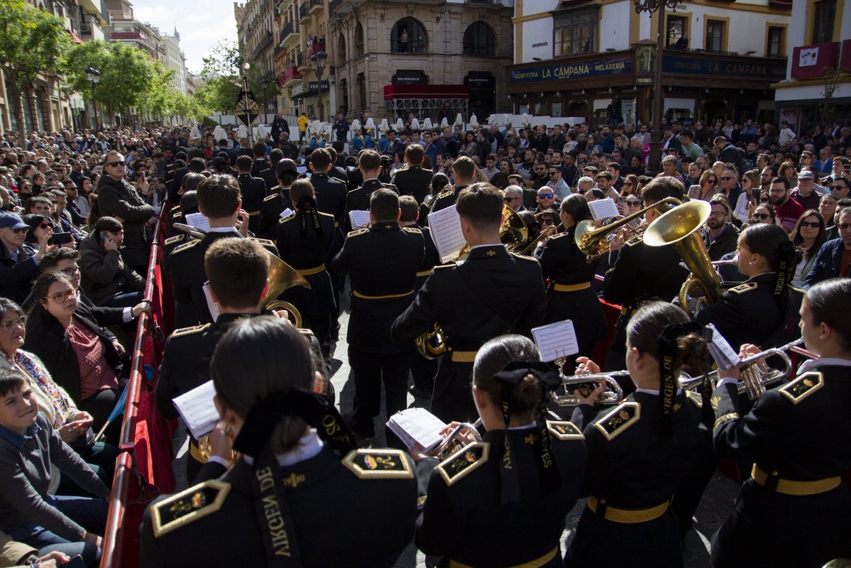 LA A.M. VIRGEN DE LOS REYES JUVENIL TOCARÁ TRAS EL PASO DEL SEÑOR

La Junta de Gobierno decidió en cabildo de oficiales que la banda juvenil de <a href="/AgrupacionVR/">Virgen de los Reyes</a> tenga la oportunidad de acompañar musicalmente al Señor de la Sagrada Resurrección el próximo Domingo de Resurrección.