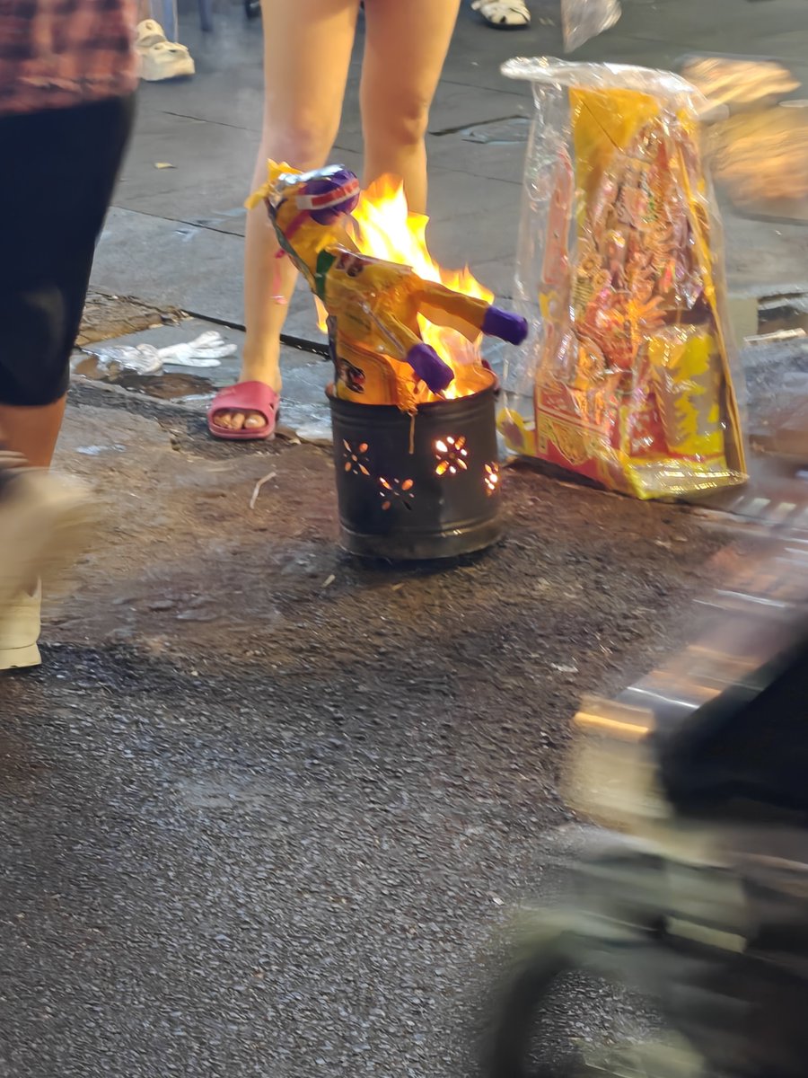 I-I-that's one way to attack a piñata