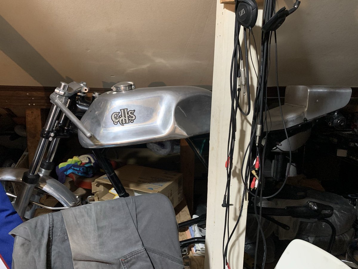 MaybeRocker's tweet photo. 三菱デカい車のサイドラジサポスポット外すの難しい、叩くの難しい。

太宰府天満宮の池の岩の上でポーズと変な鳥。

バイクは全然触れる時間無いです…
ただトヨタのデカい車のとある部品で面白い事できそうと妄想したりして楽しんでます。 https://t.co/k7WaHxP8ex