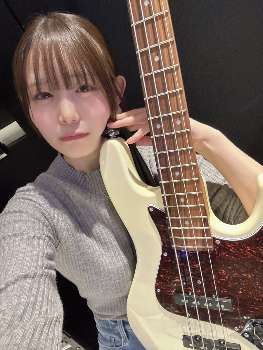 kohinatamika's tweet photo. 本日は3月のイベントのリハでした🎤
弾いて歌って汗かいてあぢぃいいの顔。

まだまだ本番に向けて精進していきますよーー。 https://t.co/Qs9CYsQAYd