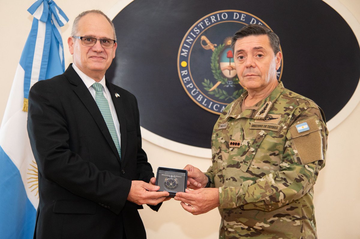 El Ministro de Defensa, <a href="/TGCarlosPresti/">TG Carlos Presti</a>, recibió al Embajador de Israel, <a href="/AmbEyalSela/">Eyal Sela</a>, para profundizar la agenda bilateral en un momento histórico para el vínculo entre ambas naciones. El Embajador agradeció el acompañamiento constante de la Argentina y reafirmó la disposición