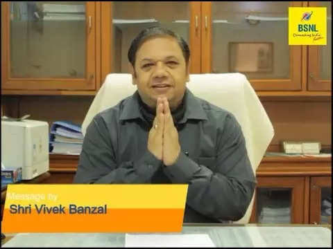 अगर ज्योतिरादित्य जी आप थोड़े से भी ईमानदार हैं, आपके अंदर थोड़ी सी भी देशभक्ति है , 

तो इस बेईमान और चड्डीचोर अधिकारी को नौकरी से निकाल के दिखाइए , पूरा देश आपके साथ खड़ा है।
<a href="/JM_Scindia/">Jyotiraditya M. Scindia</a>