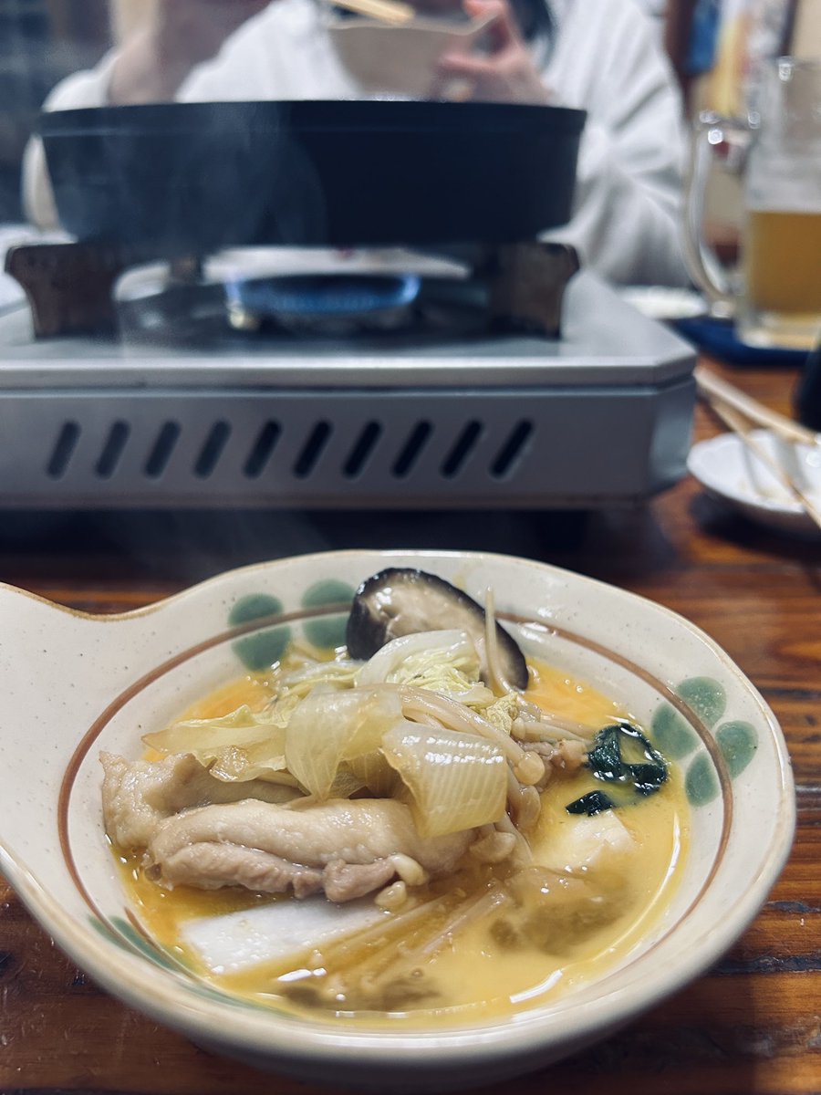 ふらっと寄った旅先の飲み屋
常連さんとも少し会話して
おしいくてのんびりした夕飯
これよ、これなのよ☝️🍻

#飲み
#地元店
#鶏鍋