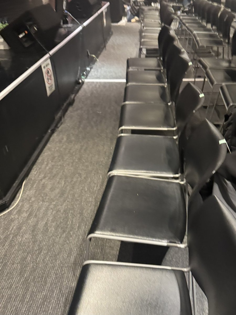 明日の2部最前このブロック1枚欲しい方><価格提示の上連絡ください