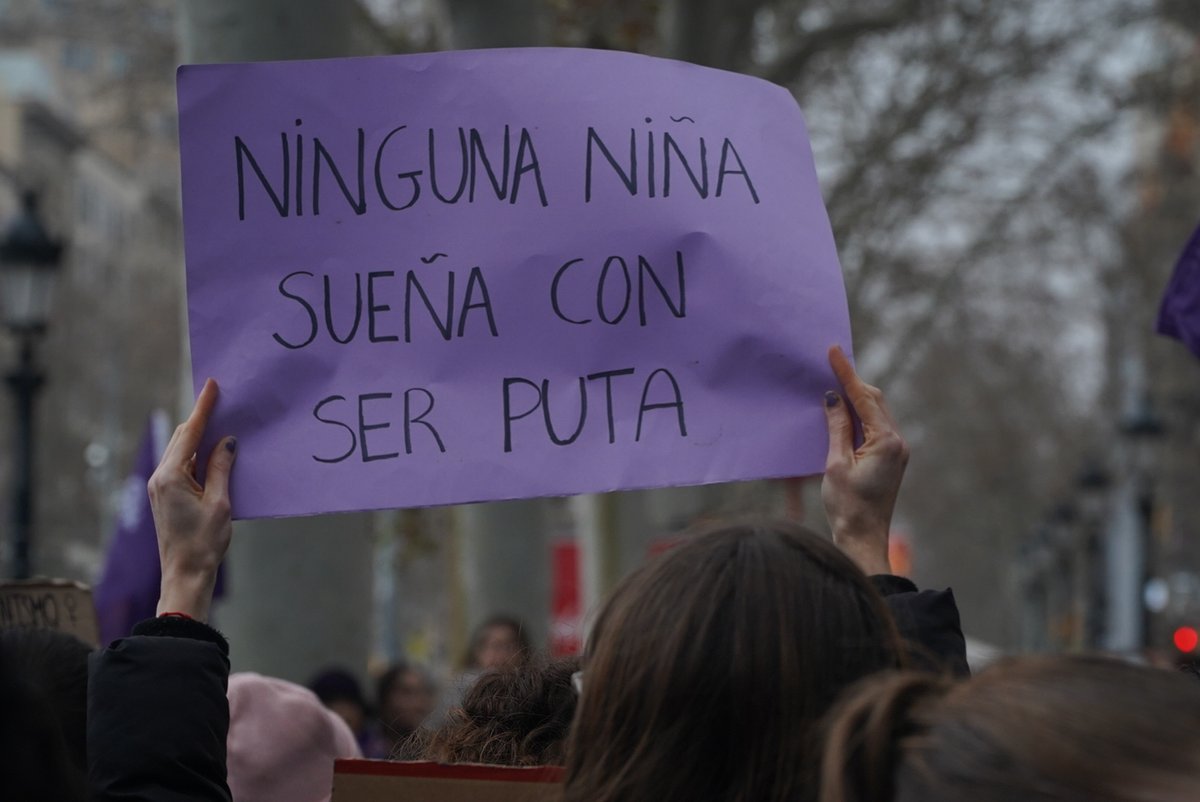 Las niñas no pueden crecer pensando que ser prostituida es una opción laboral para ellas.

Cuidad a vuestras hijas. No os manifestéis junto a partidos y organizaciones que blanquean el proxenetismo en nombre de la "libre elección".
🗓️#8M
🕛12h
 📍Pl. Catalunya
#8MAbolicionistaBCN