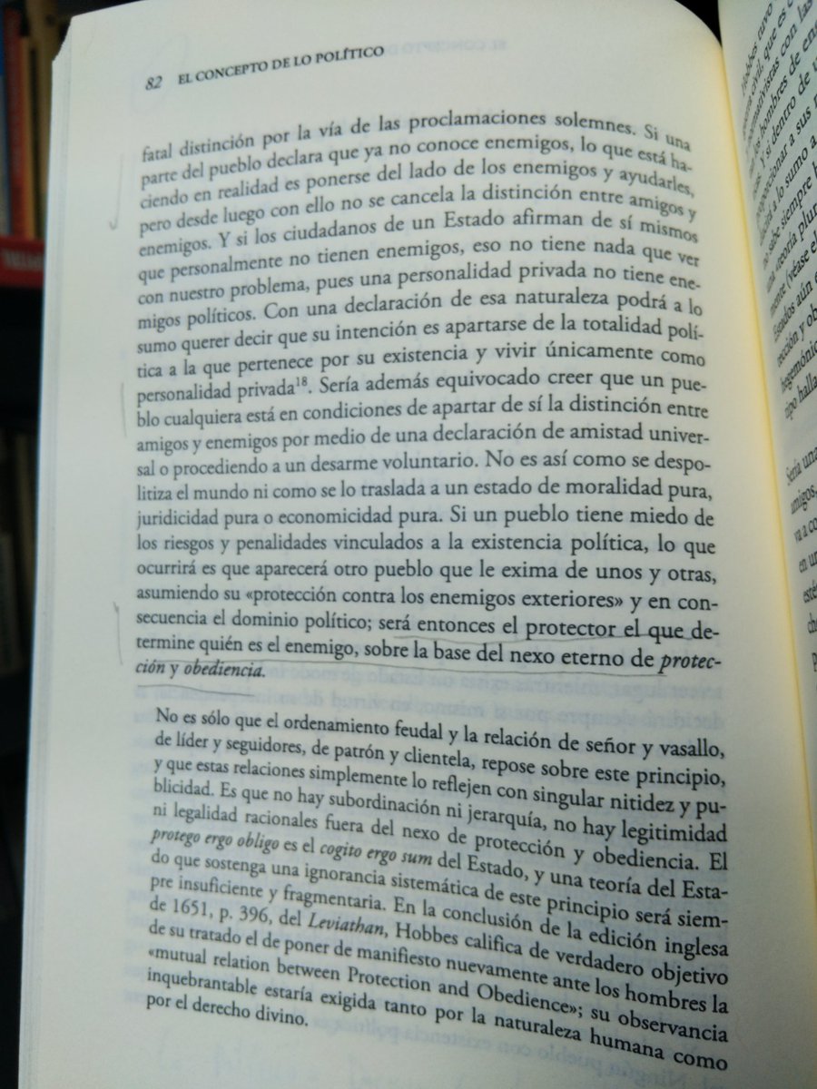 Schmitt describiendo nuestro mundo pospolitico de obediencia y privacidad.