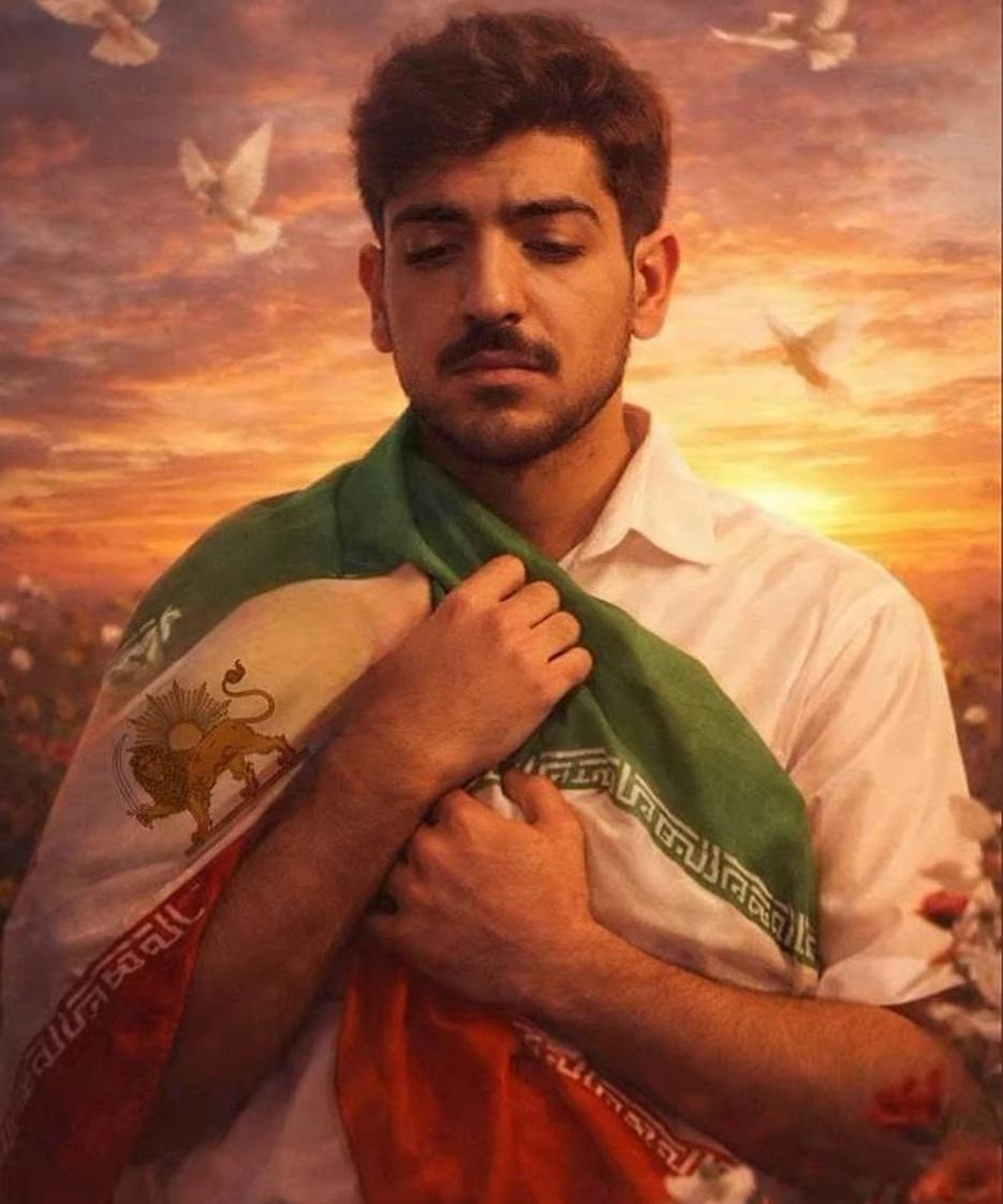 بچه ها من خیلی سخت وصل میشم ولی به مامان #امیرمحمد_حاتمی قول دادم که اینجا هرگز از یاد نبریم که پسر ۱۸ ساله‌ی مکانیکش تو شاهین‌شهر، وحشیانه به دست ج‌ا کشته شد.
فرزند ایران و جانفدای وطن.
#IranMassacre