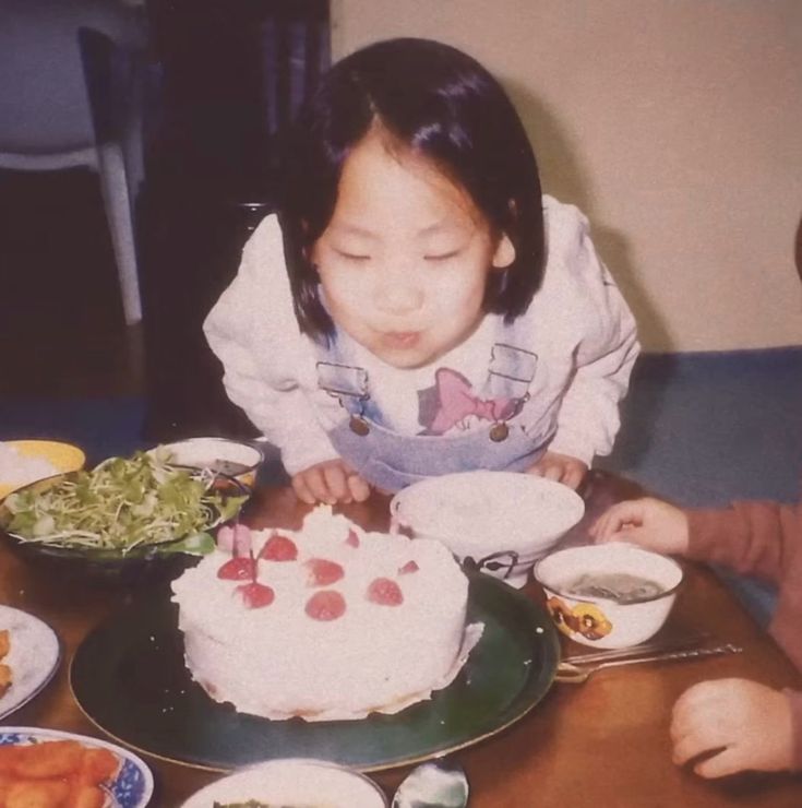 chaeriinism's tweet photo. it's CL dayyy🍒 

#Happy_Birthday_CL https://t.co/vCTIpGEhAt