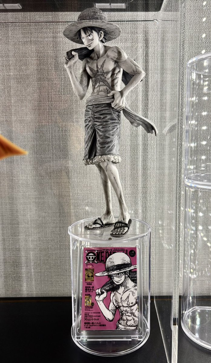 tabanenoshi's tweet photo. 実はこのルフィとSMSPのゾロ十郎の
モノクロだけは4年半くらい持ってて
当時フィギュア収集は辞めてた時期だったけどこの2体だけは部屋の隅に飾ってた
オシャレでカッコいいと今でも思ってる
またフィギュアディスプレイを始めたので
マガジンを小さく作って飾ってみた
#フィギュア
#ONEPIECE https://t.co/nKBDgpC4mw