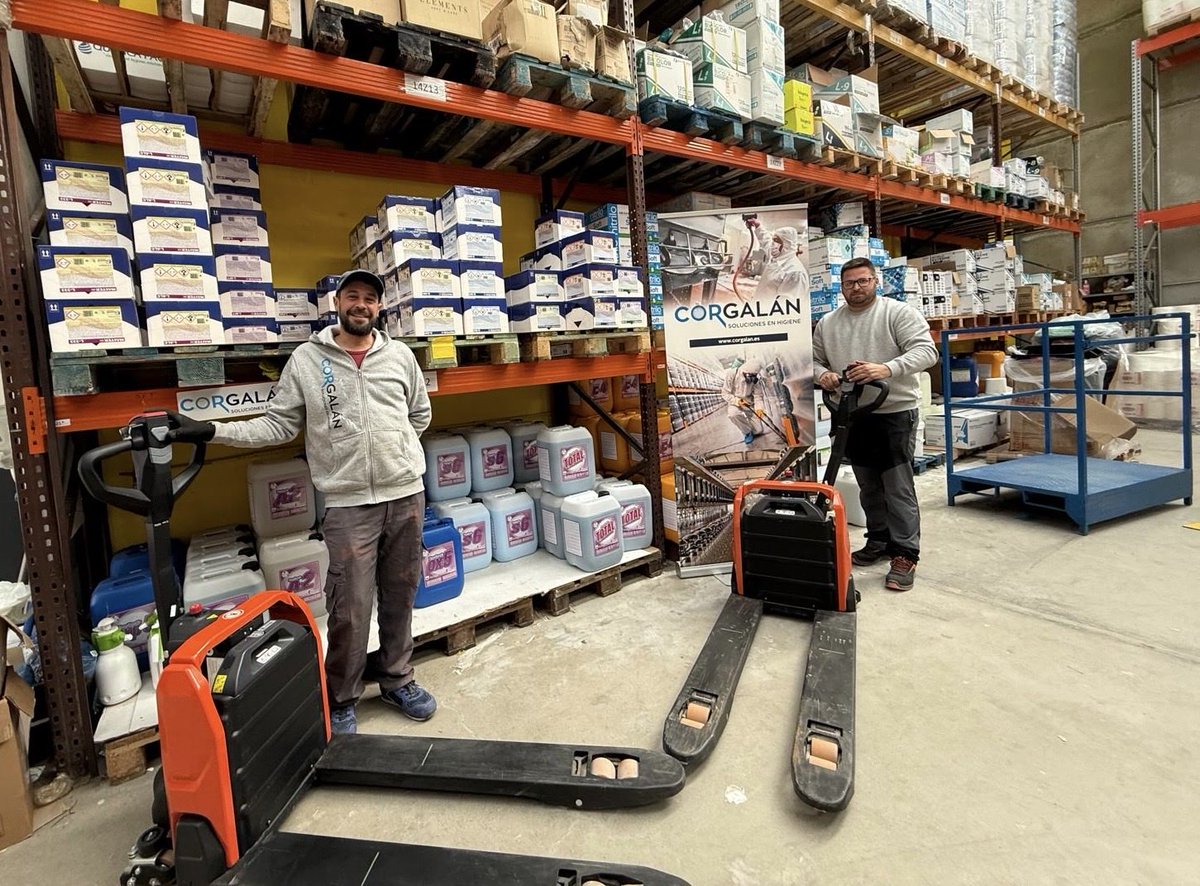 Corgalan's tweet photo. Transpaletas aportadas por @ThomilPro gracias a MASTERBOX , que ahorra espacio, dinero y que contribuye al bienestar del planeta reducido el plástico drásticamente. Productos eficaces, ecológicos y que mirar por la salud de los trabajadores, ya que no tienen que manipularse. https://t.co/6PXsKUpdfn