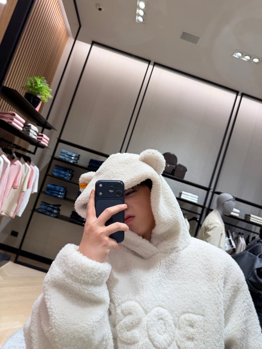 updatingsvt's tweet photo. [#INSTAGRAM] 260226 S.COUPS #에스쿱스 

🍒: 🐻✌️ @.boss https://t.co/MqAB0vtG4Q
