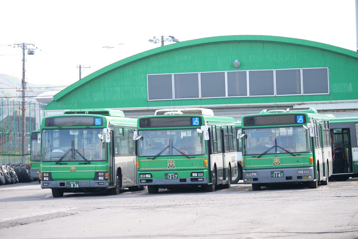 N_PS785B's tweet photo. 完全に西工色に染まった室蘭の道南バス。
RA273/274が大量投入されたので室蘭市内どこもかしこもほぼ西工しかいません。古い車でもKL-UAという徹底的な車の若返りが図られています。
一方苫小牧ではまだU-代やKC-代の車が現役バリバリ。室蘭では西工に置き換えられた年代の車がまだまだ活躍中。 https://t.co/M1OH093nnF