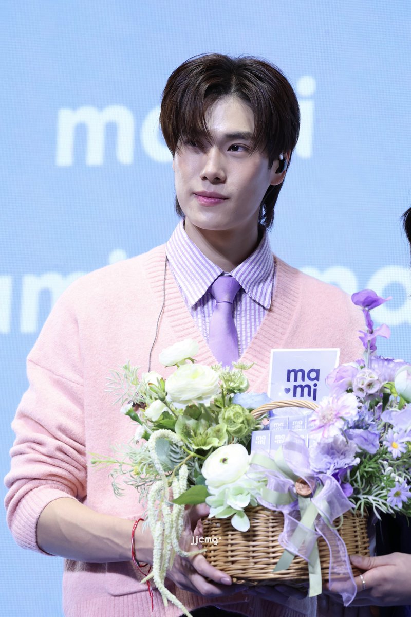 ภวกับดอกไม้ไม่รู้อะไรสวยกว่ากัน 🥹💐

PHUWIN WITH MAMI GOP
#MamixPhuwin