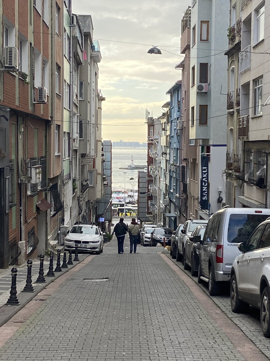 İstanbul bazen boğaz manzarası değil,
denize açılan bir Kadıköy sokağıdır. 🌊