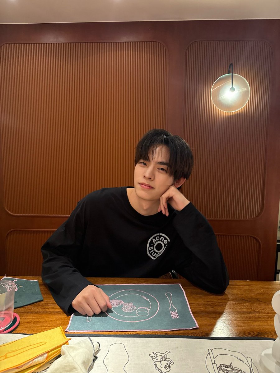 누나 생일이라 가족들끼리 밥 먹으려고 모인건데 거기서 누나한테 이런 사진 찍어달라고 했을 뻐 생각하니까 웃음을 참을 수가 없음