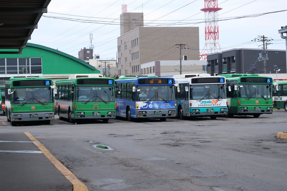 N_PS785B's tweet photo. 完全に西工色に染まった室蘭の道南バス。
RA273/274が大量投入されたので室蘭市内どこもかしこもほぼ西工しかいません。古い車でもKL-UAという徹底的な車の若返りが図られています。
一方苫小牧ではまだU-代やKC-代の車が現役バリバリ。室蘭では西工に置き換えられた年代の車がまだまだ活躍中。 https://t.co/M1OH093nnF